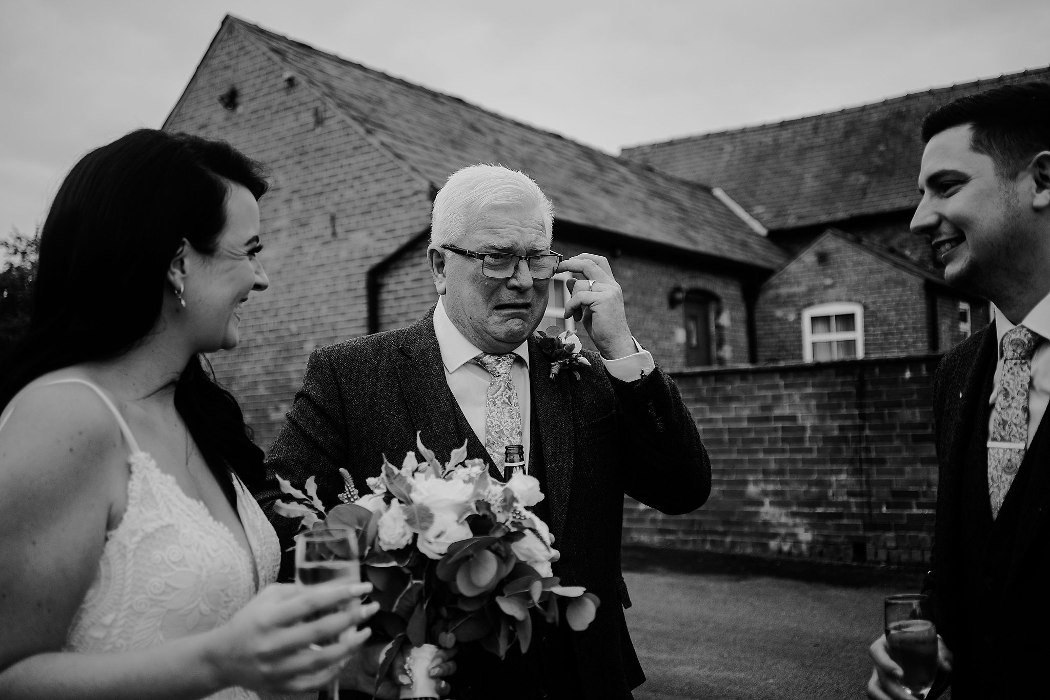 CHESHIRE-WEDDING-PHOTOGRAPHY-TIAH-PHILLIP-SANDHOLE-OAK-BARN-25